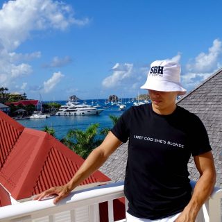 View on the Gustavia Harbor 🛥🖤

•
•
•
•

#freeinstbarth #localbrand
#saintbarth #stbarth #sbh #view #harbor #styleoftheday #tshirt #black #hat #white #tan #caribbean 

Model: @alexdgn1 🖤